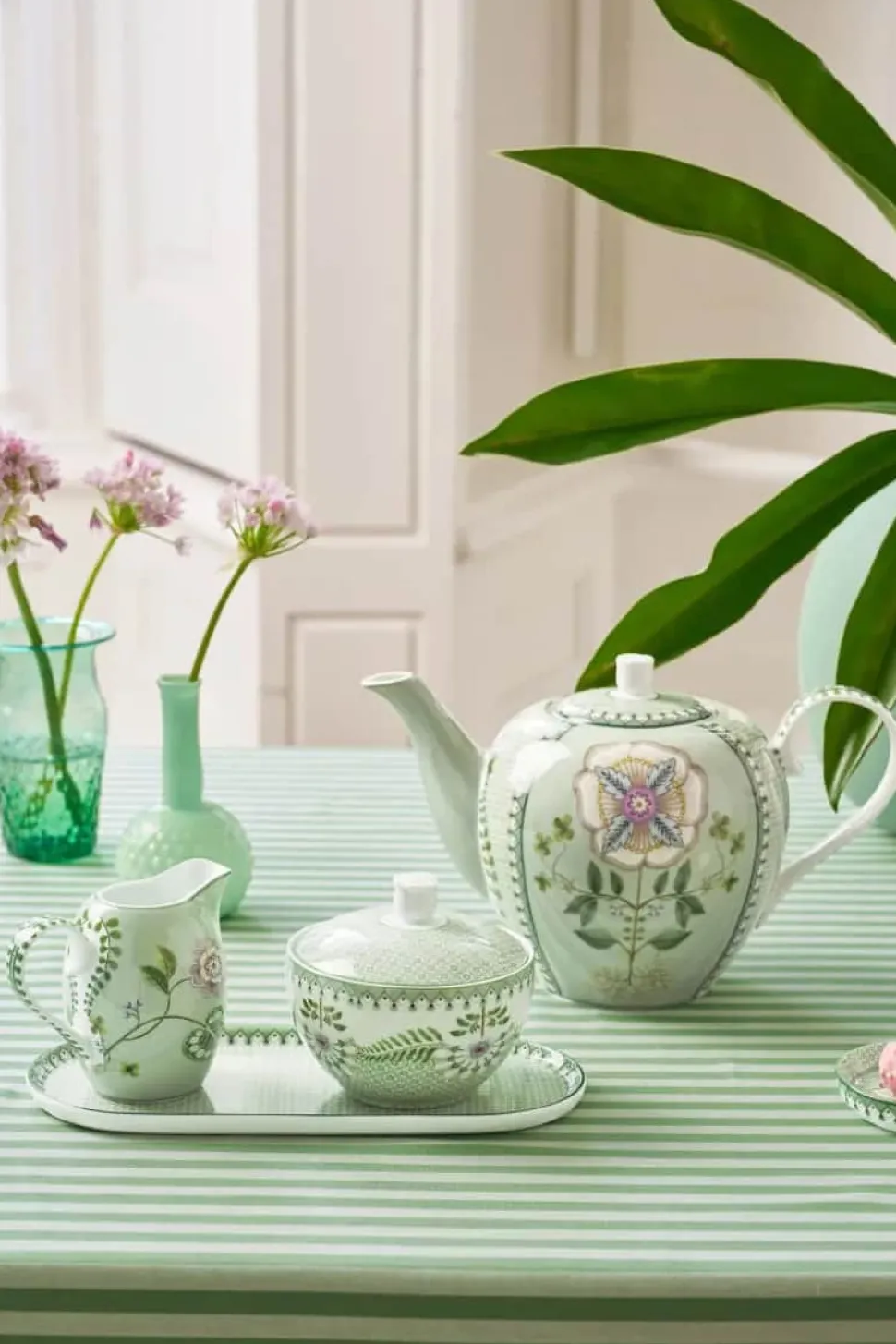 Lily & Lotus Kande
